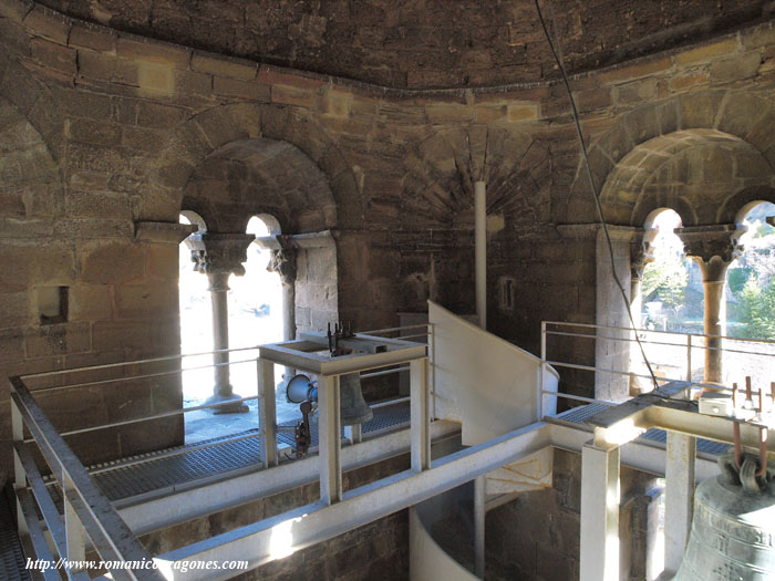 INTERIOR DE LA SALA OCULTA SOBRE EL CRUCERO: CAPITEL DEL MAESTRO DE DOA SANCHA-DETALLE DE SAN JOS